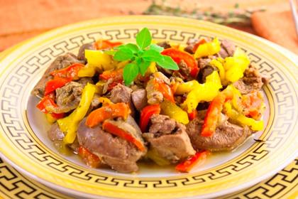 Plată gătită din ficat de pui cu mere pe o farfurie