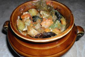 Pollastre en una olla amb bolets i patates