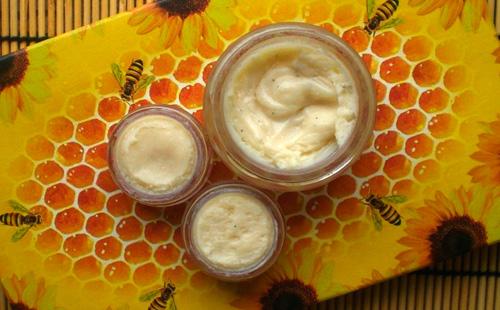 Masque de miel dans des pots sur le fond d'une nappe avec des abeilles