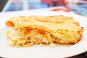 Um pedaço de torta de repolho clássico