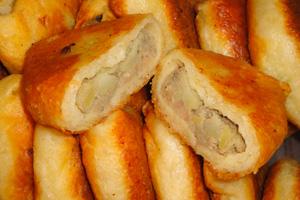 Tortas fritas com fígado e batatas