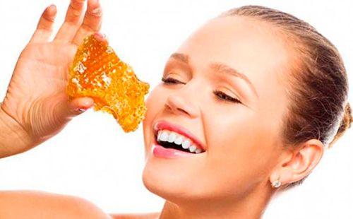 Fille tient des rayons de miel dans ses mains.