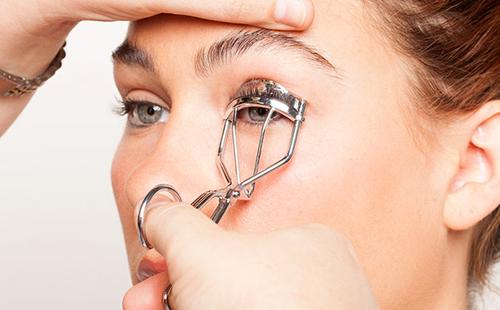 Faire des cils de curling avec des petites pincettes