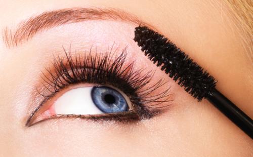 A menina é pintada com rímel