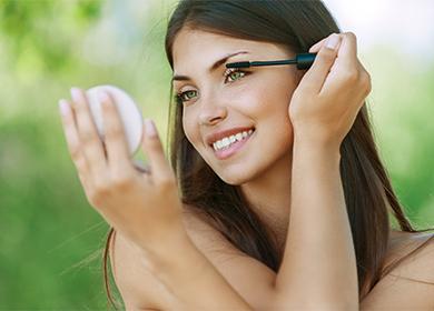 Garota faz maquiagem