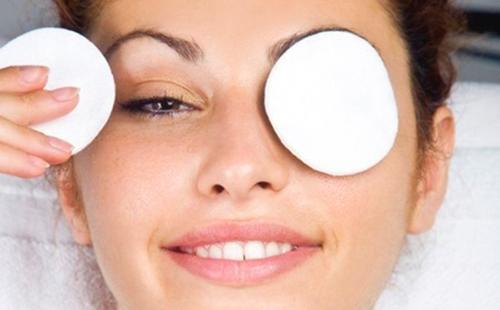 Glückliches Mädchen behandelt Flimmerhärchen