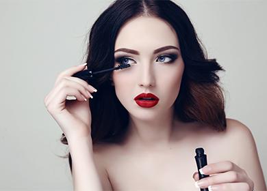 La niña pinta pestañas