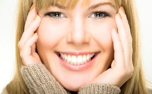 Belle fille souriante