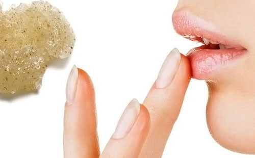 Fille frotte les lèvres avec de la crème