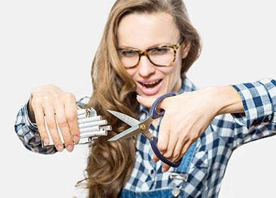 Fille veut couper des cigarettes