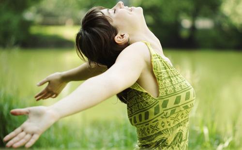 Dívka odpočívá venku