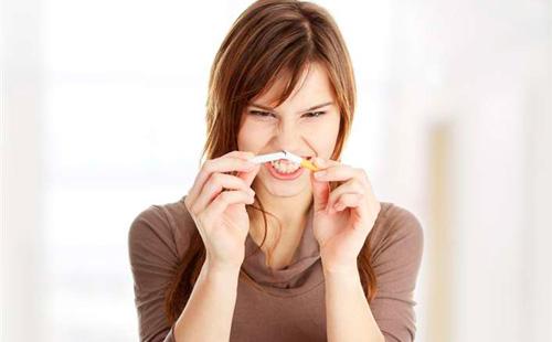 Fille brise une cigarette