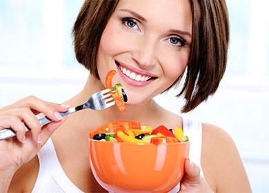 Fille mange des légumes