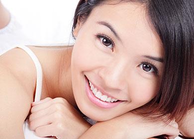 Hermosa chica con una sonrisa blanca como la nieve