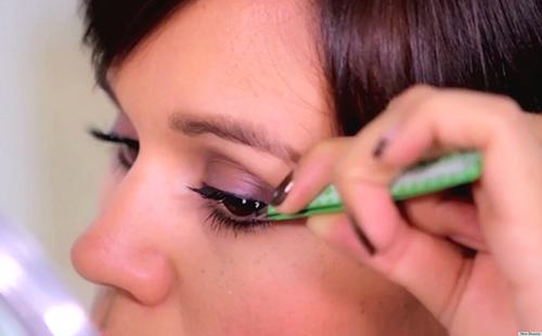 Fille redresse les cils