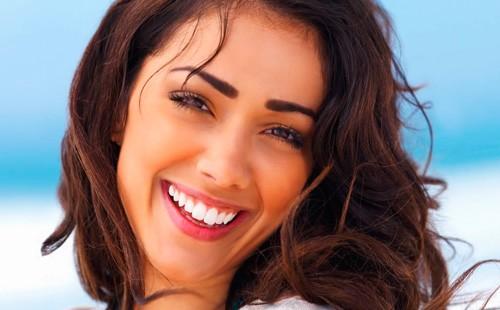 Fille avec un beau sourire blanc comme neige