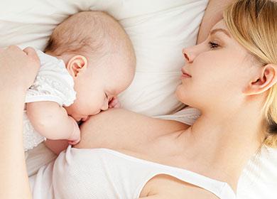 Jeune maman allaite son bébé