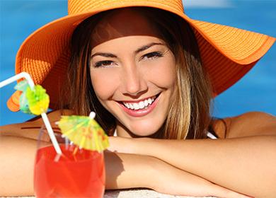 Chica con sombrero con una hermosa sonrisa