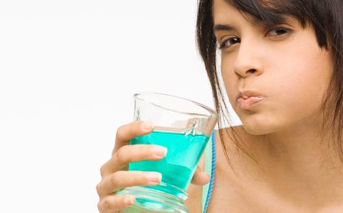 Fille se rince la bouche