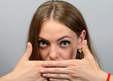 La niña se cubrió las palmas con la boca.