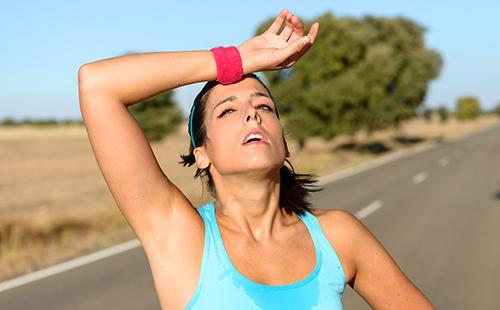 La chica está cansada del calor