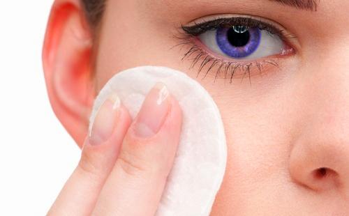 Fille aux yeux bleus avec un coton