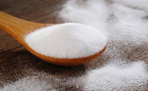 Soda en una cuchara de madera con un tobogán