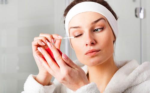 Chica preparándose para la cama