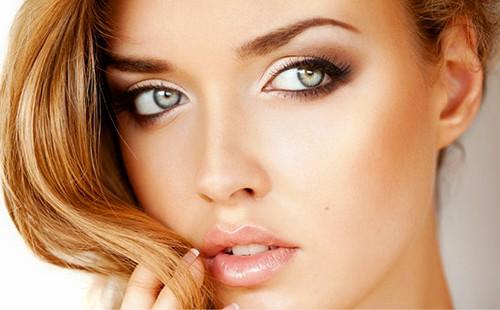 Le rouge à lèvres permanent fait ressembler les lèvres à des pétales