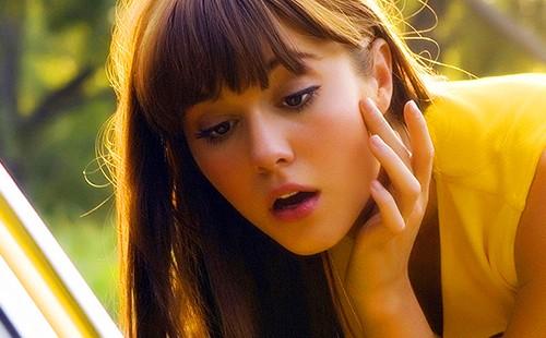 Fata se pare într-o oglindă a mașinii