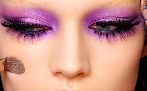 Chica con pestañas largas