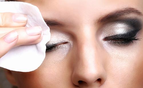 Fille enlève le maquillage après une longue journée