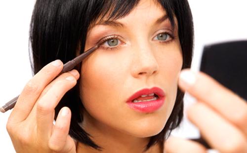 Femme d'affaires avec un miroir