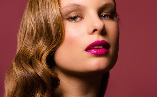 Fille aux cheveux ondulés et aux lèvres gonflées.