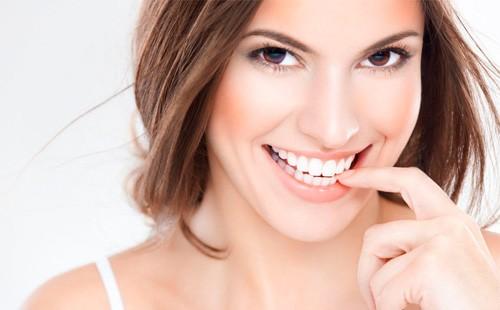 Mädchen mit einem perfekten schneeweißen Lächeln