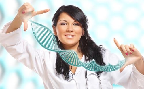 Fille étend les mains un modèle d'une molécule d'ADN