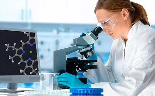 Femme médecin examine l'ADN dans un laboratoire.