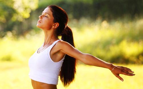 Brunette gagne un coffre plein de champs d'oxygène vitaux