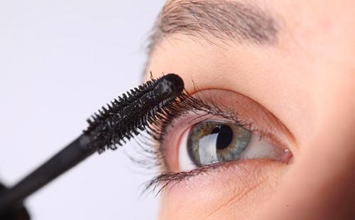 Niña sostiene un pincel negro