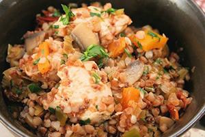 Terci de mâncare cu pui și ierburi este gata de servit