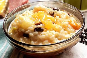 Semolina imperială servită într-un bol de sticlă