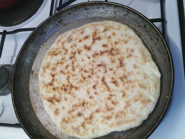 מטגנים והופכים את החאצ'אפורי