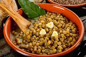 Adăugați din fericire trei căței de usturoi în vas