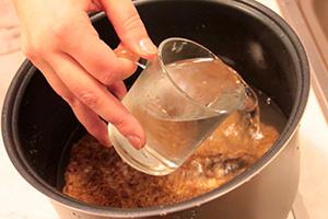 Adăugați bulion în terciul viitor