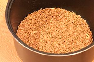 Turnați spelta în vasul multicooker