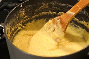 Nous interférons avec la future polenta avec une spatule en bois