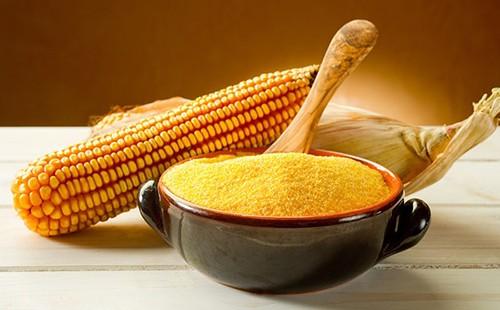 Viață însorită însorită cu cereale galbene într-un bol de lut