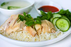 Pui cu orez și două căni de sos pentru fiecare gust