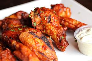 Només la crema agria refredarà les ales rosades i ardents