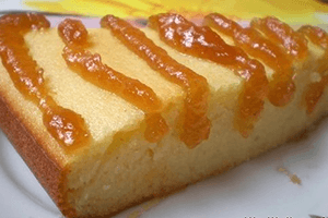 Ang isang malaking piraso ng kaserol na may jam mismo ay nagtatanong sa bibig